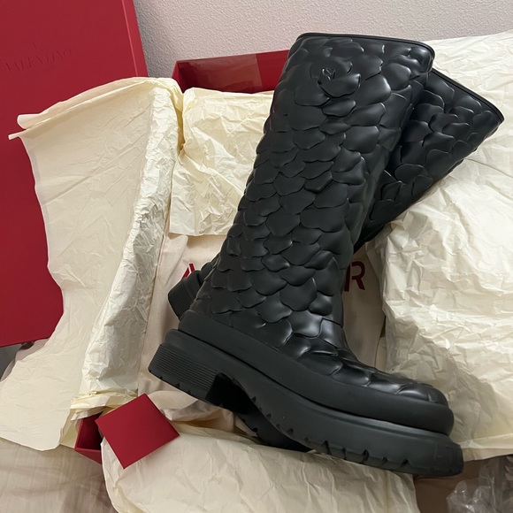 NEW Valentino Garavani Atelier Black rose flower rain boots - Picture 2 of 14